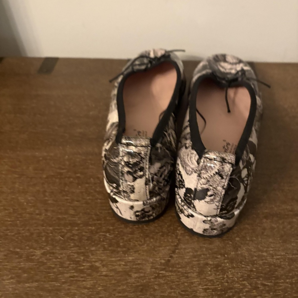 Floral Ballet Flats in Black & White - Women - Picture 5 of 9